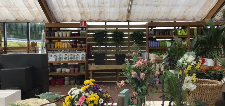 Abril de 2019: Taller floral de centros de mesa – Tienda Jardiland Oleiros